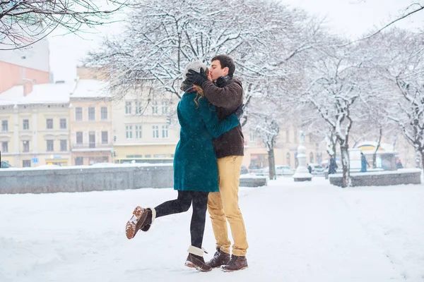 Feliz pareja joven caminando por el centro de la ciudad en las vacaciones de Navidad — Foto de Stock