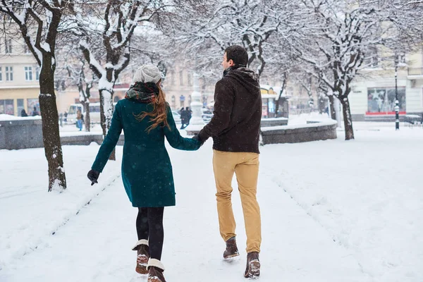 Feliz pareja joven caminando por el centro de la ciudad en las vacaciones de Navidad — Foto de Stock
