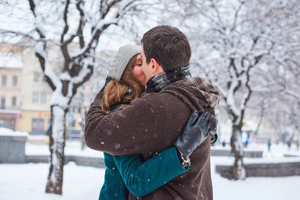 Feliz pareja joven caminando por el centro de la ciudad en las vacaciones de Navidad — Foto de Stock