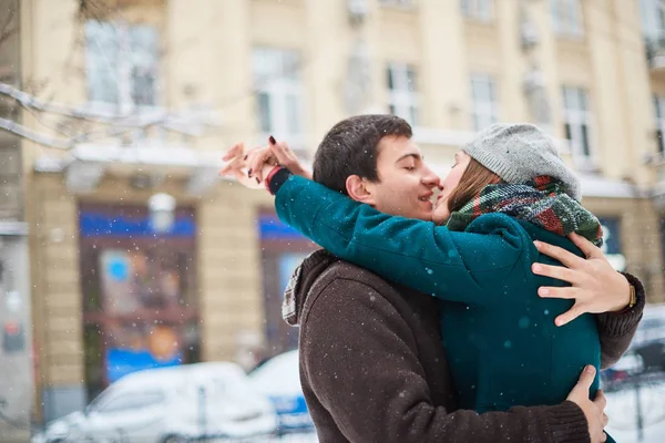 Soustřeďte se na ruce. Šťastný pár hravý spolu během zimních prázdnin venku na sněžném parku — Stock fotografie