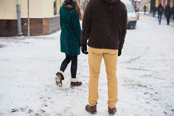 Feliz jovem casal andando no centro da cidade nos feriados de Natal — Fotografia de Stock