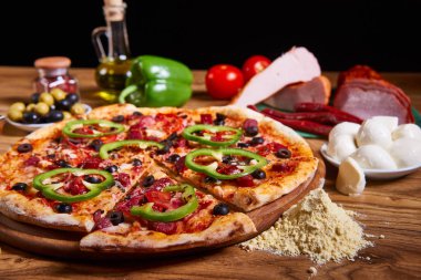 Domates soslu pizza margarita, taze mozzarella, ahşap arka planda parmesan. Sıcak büyük biberli pizza, lezzetli pizza kompozisyonu.