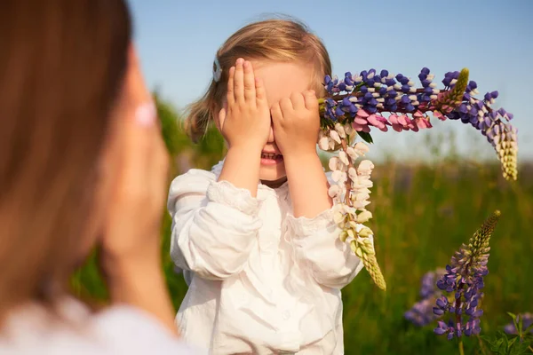 Yaz Tarlasında Çiçekli Şirin Bir Çocuk Kız Doğada Anneyle Oynuyor — Stok fotoğraf