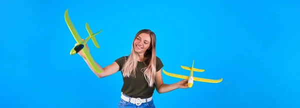 Mulher Feliz Segurando Modelo Avião Mão Sonhando Com Férias Menina — Fotografia de Stock