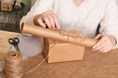 Kadın ambalaj kutusu. Mutlu bayramlar, sürpriz. Boks günü için hediyeler. Teslimat servisi, nakliye. Ellere odaklan.