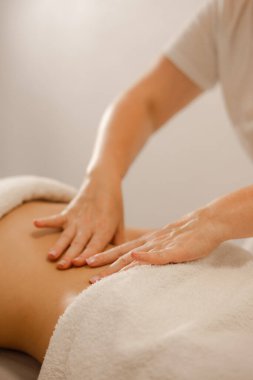 Karın Masajı Yapan Profesyonel Masöz