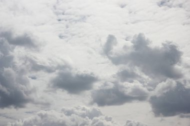 Fırtınalı gri ve beyaz kümülüs bulutlar üzerinde mavi gökyüzü