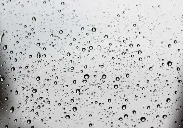 Pure regendruppels op een venster glazen oppervlak — Stockfoto