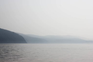 Dağ ile atmosferik deniz manzara