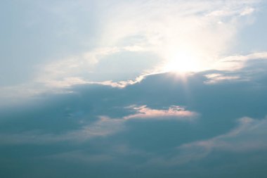 Karanlık bulutlar ve güneş ışığıyla akşam gökyüzü