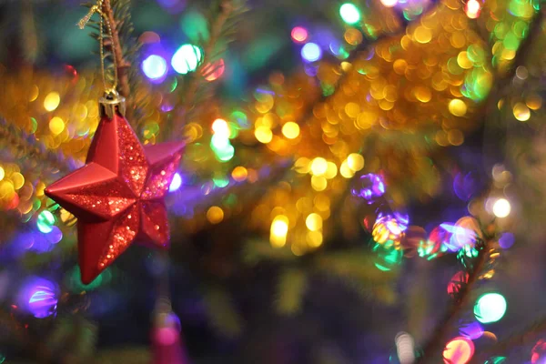 Imagem de Natal com árvore e bauble estrela vermelha — Fotografia de Stock