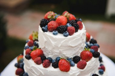 Çilekli Düğün Pastası. Meyve ile düğün rustik pasta