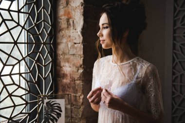 Gelin bir küpe koyar. Çok güzel bir gelin portresi. Klasik düğün.