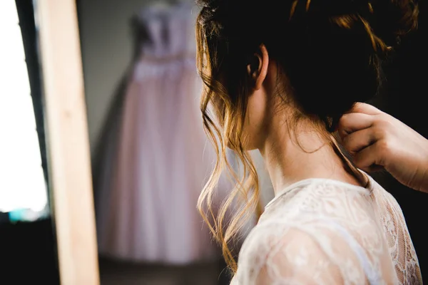 Portrait of a beautiful bride. Makeup artist preparing beautiful bride before the wedding . Morning of the bride. — Stock Photo, Image