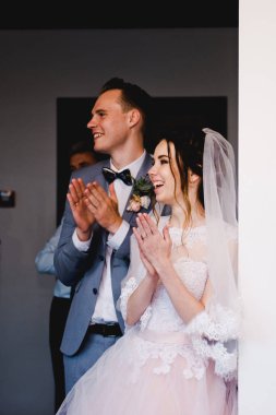 Gelin ve damat alkışlıyor. Gelin ve damat ellerini çırptılar. Düğün Ziyafeti, Eğlence