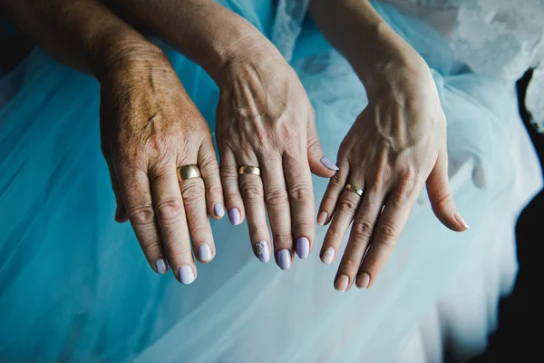 Tre generationer-dotter, mor och farmor, tre händer, uppifrån, tillsammans med vigselringar. — Stockfoto