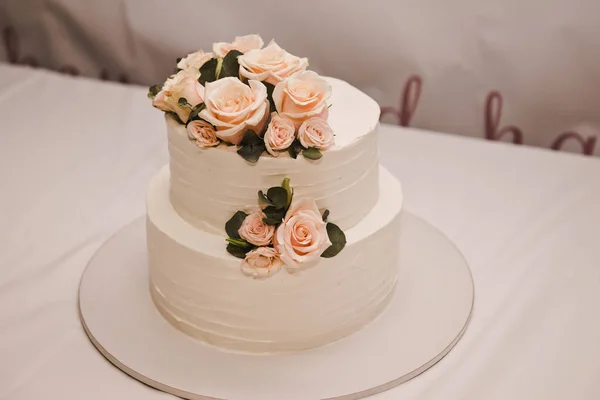 Torta nuziale festiva con fiori, fiori rosa-arancio, letto a castello, bella — Foto Stock
