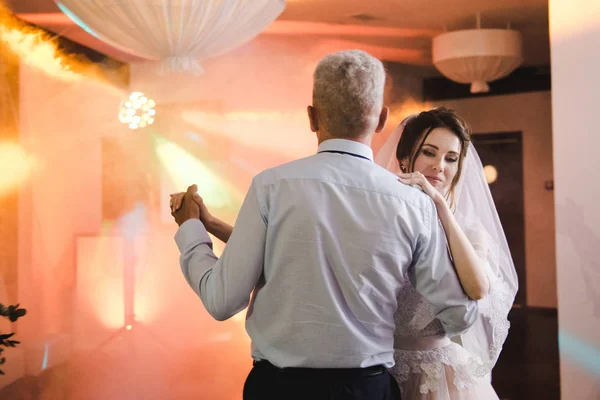 Bride táncolnak apa. Apa és lánya tánc. Esküvői. A menyasszony és az apja. Sírás. Érzelmek. Tánc. Átölelve. — Stock Fotó