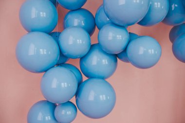 Pembe arka planda mavi toplar. Düğün ya da doğum günü dekorasyonu. Parlak arka plan