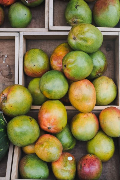 Tahta kutuda taze mango meyvesi. Bir kutu içinde Mango.