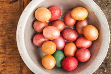 Bir kapta renkli paskalya yumurtaları. Ukrayna'da Paskalya Gelenekleri