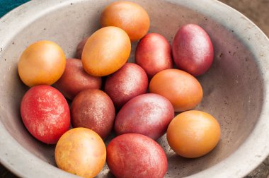 Bir kapta renkli paskalya yumurtaları. Ukrayna'da Paskalya Gelenekleri