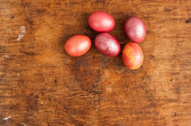 Ahşap bir arka plan üzerinde Paskalya yumurtaları. Mutlu paskalyalar. Parlak çok renkli parlak paskalya yumurtaları. Copyspace. Paskalya yumurtaları ile arka plan. Metin için yer