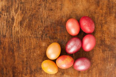 Ahşap bir arka plan üzerinde Paskalya yumurtaları. Mutlu paskalyalar. Parlak çok renkli parlak paskalya yumurtaları. Copyspace. Paskalya yumurtaları ile arka plan. Metin için yer