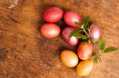 Ahşap bir arka plan üzerinde Paskalya yumurtaları. Mutlu paskalyalar. Parlak çok renkli parlak paskalya yumurtaları. Copyspace. Paskalya yumurtaları ile arka plan. Metin için yer