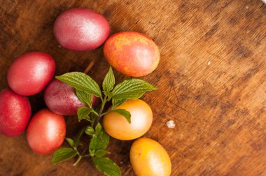 Ahşap bir arka plan üzerinde Paskalya yumurtaları. Mutlu paskalyalar. Parlak çok renkli parlak paskalya yumurtaları. Copyspace. Paskalya yumurtaları ile arka plan. Metin için yer