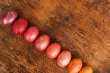 Ahşap bir arka plan üzerinde Paskalya yumurtaları. Mutlu paskalyalar. Parlak çok renkli parlak paskalya yumurtaları. Copyspace. Paskalya yumurtaları ile arka plan. Metin için yer