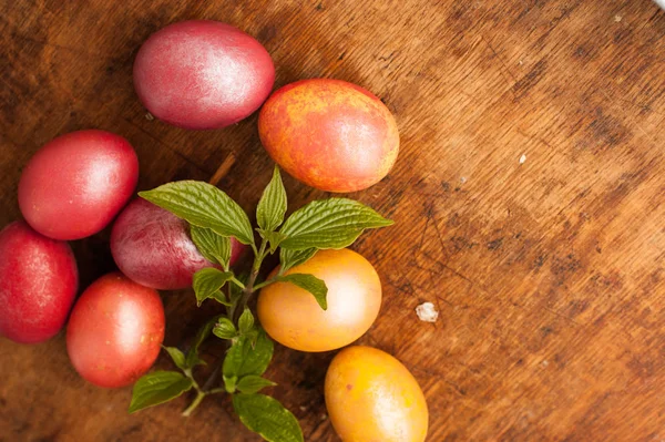 Ahşap bir arka plan üzerinde Paskalya yumurtaları. Mutlu paskalyalar. Parlak çok renkli parlak paskalya yumurtaları. Copyspace. Paskalya yumurtaları ile arka plan. Metin için yer