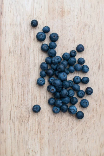 Blueberries on a wooden background. Blue berries, healthy food on dark table mockup, berry for smoothie on vintage rustic country board, copy space for text — Stock Photo, Image