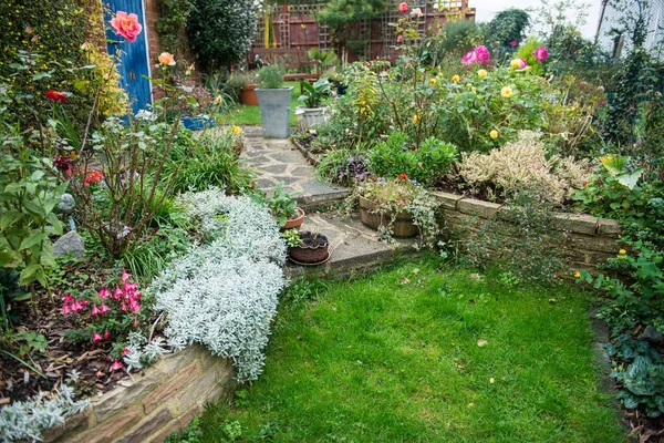 Lente tuin in de buurt van huis. Prachtige tuin, Engeland. Tuinieren, tuinontwerp. — Stockfoto