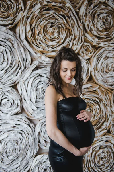 Femme enceinte en robe noire, femme enceinte élégante et heureuse . — Photo