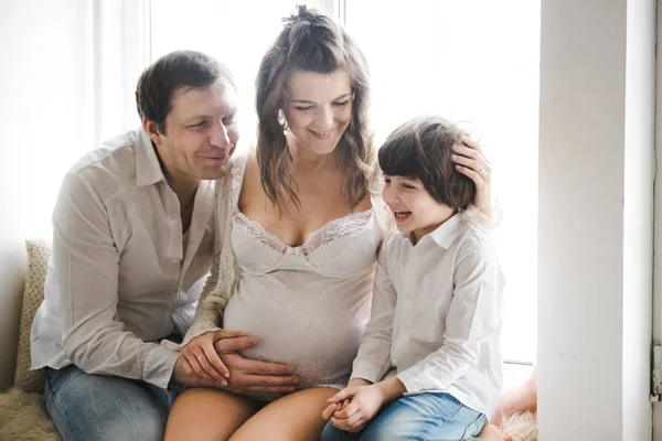 等待第二个孩子的幸福家庭。孕妇与丈夫和小男孩。白色背景的幸福家庭。第二次怀孕,生育概念. — 图库照片