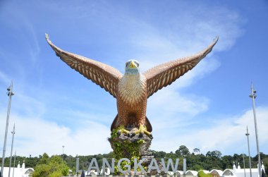 12 metre boyunda kartal heykel Kuah Town, Langkawi, Malezya kartal Meydanı'nda. Langkawi'nın adı kırmızımsı kahverengi kartal türetilmiştir, eski Malay dili Helang kartal anlamına gelir ve kırmızımsı kahverengi Kawi standları