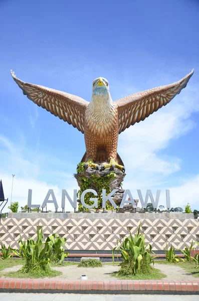 12 metre boyunda kartal kartal Meydanı (Dataran Lang) Kuah kasaba, Langkawi, Malezya'heykel. Adanın adı altında büyük metal harflerle yazıldığını.