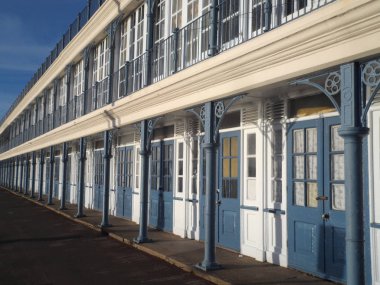 Mavi ve beyaz Viktorya banyo ve mesire beldesi Weymouth Beach Dorset, İngiltere'de, satır Odalar değiştirme