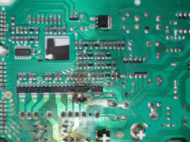 Elektronik devre kartı yanmış çamaşır makinesi ve zarar duman