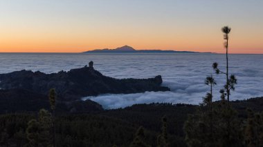 Günbatımı Gran Canaria Zirvesi Teide Yanardağı arka plan olarak ile gelen bulutların üstünde.
