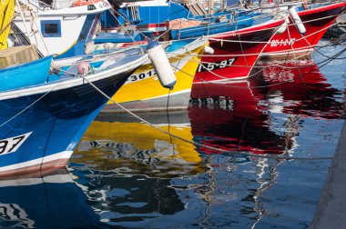 Balıkçı tekneleri demirledi Mogan limanında, Gran Canaria (Kanarya Adaları).