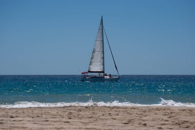 Fuerteventura (Kanarya Adaları plajda yakın yelken yelkenli).