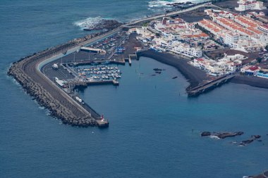 Puerto de las Nieves Tamadaba cliffs dan görünüm. Gran Canaria (Kanarya Adaları).