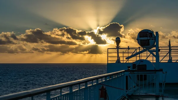 Solnedgång Över Havet Westbound Återvänder Hem — Stockfoto