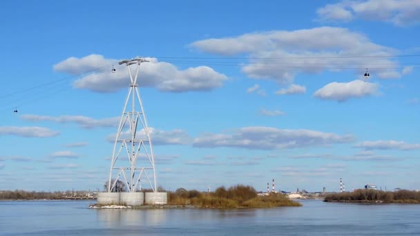 青い空と雲、時間の経過に対して川の上のケーブルカー — ストック動画