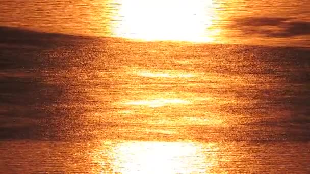 Zon weerspiegelt in de lake rivier water, zonsondergang, zonsopgang — Stockvideo