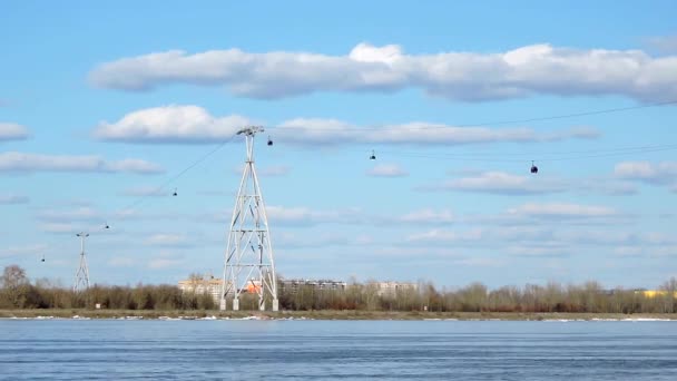Teleférico sobre el río contra el cielo azul y las nubes, lapso de tiempo — Vídeos de Stock