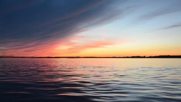Schöner Sommersonnenuntergang auf dem Fluss Spiegelung des Himmels auf der Wasseroberfläche — Stockvideo