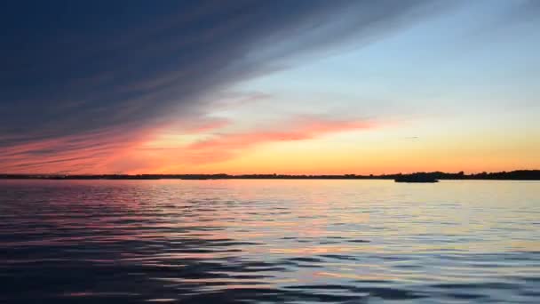 Mooie zomerse zonsondergang op de reflectie van de rivier van de hemel op het wateroppervlak — Stockvideo